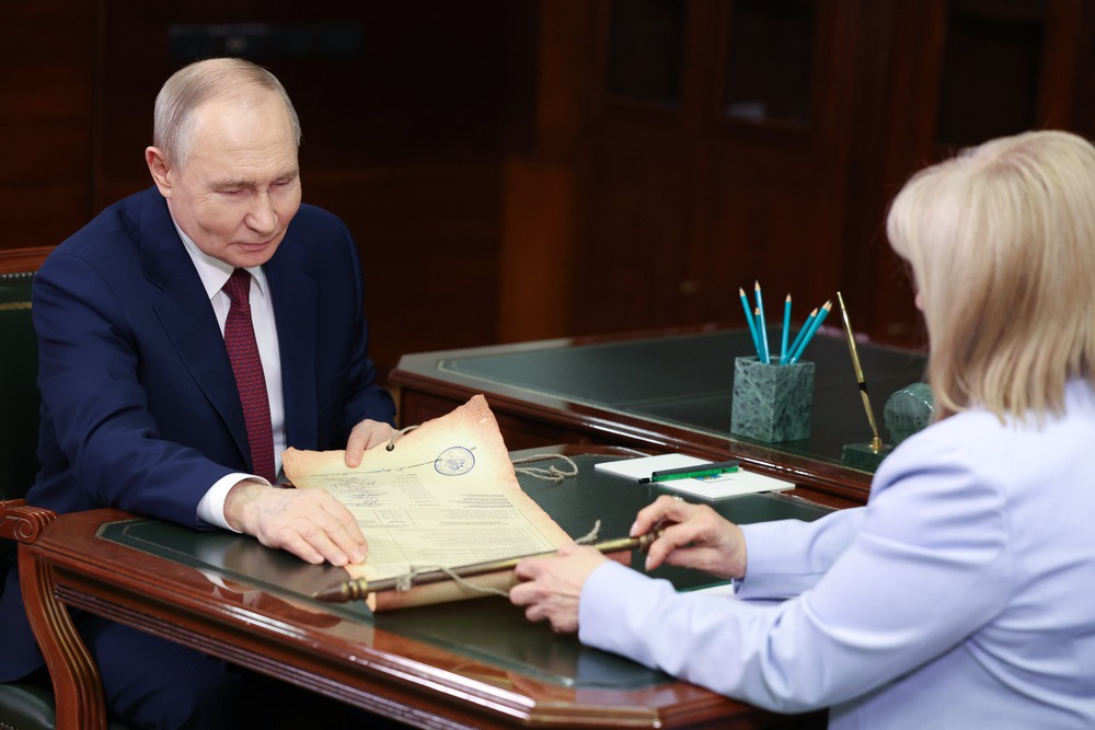 Элла Памфилова подарила Владимиру Путину протокол о его избрании президентом в 2024 году, оформленный в виде старинного свитка.