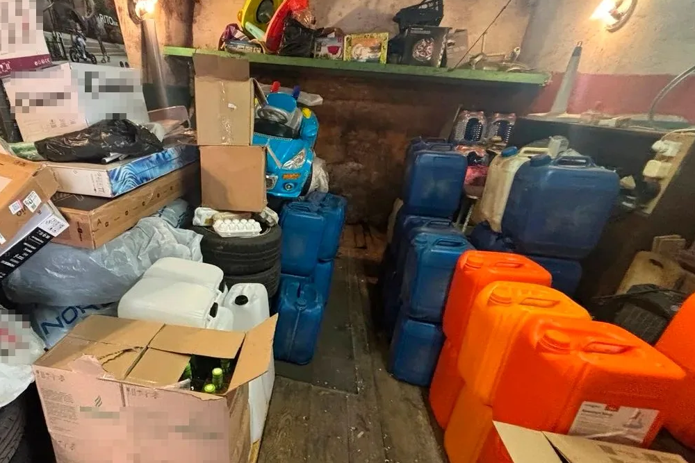 57-летний рязанец организовал кустарное производство спиртосодержащей продукции без лицензии. 57-летний рязанец организовал кустарное производство спиртосодержащей продукции без лицензии.