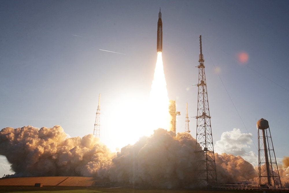 Корабль с астронавтами впервые за полвека отправился к Луне