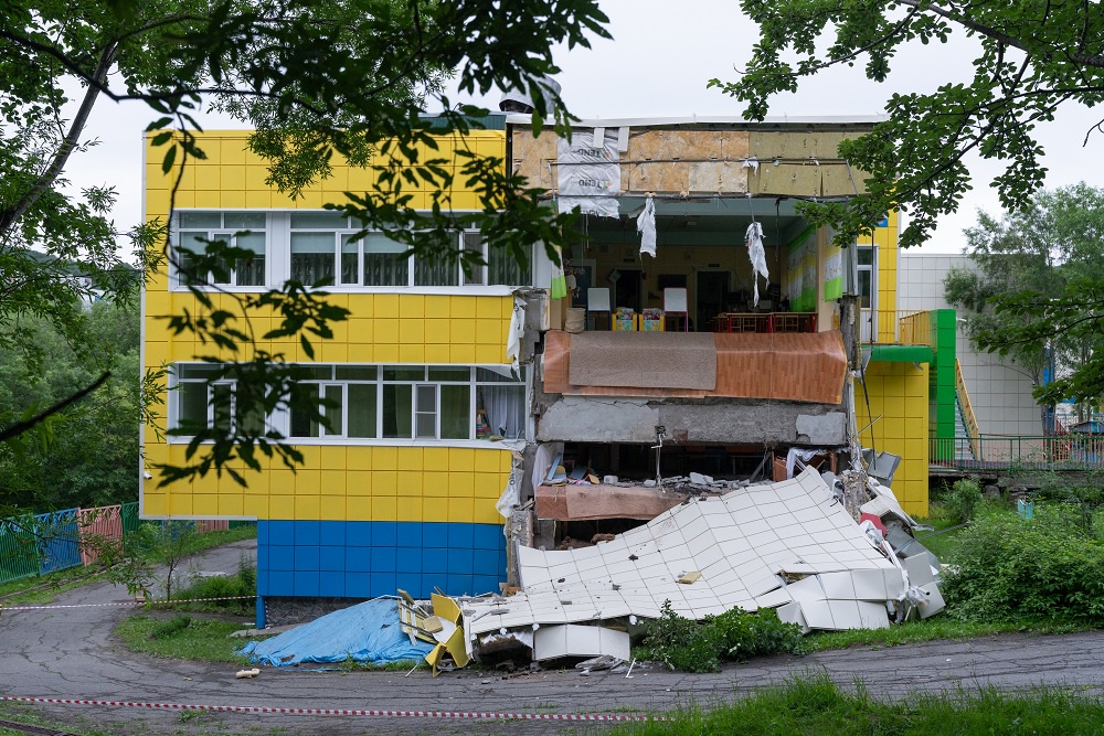 В Петропавловске-Камчатском в результате мощнейшего землетрясения 2025 года обрушилась часть фасада детского сада, обошлось без пострадавших.