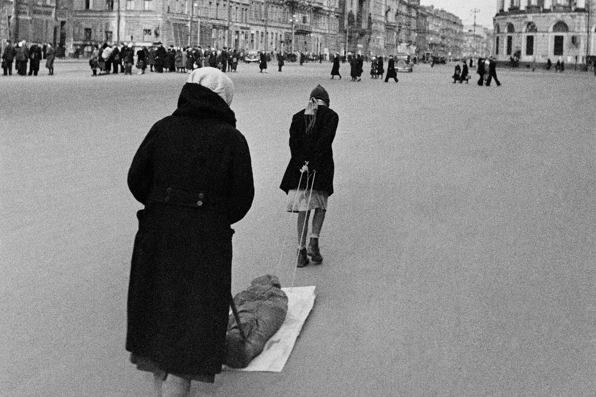 Жители блокадного Ленинграда на Невском проспекте. За годы блокады погибло, по разным данным, от 600 тысяч до 1,5 миллиона человек. 