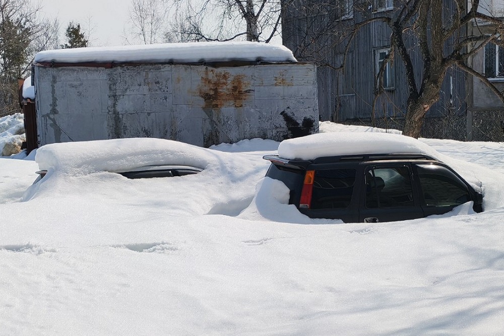 По поводу оставленных на всю зиму во дворах машин жителям нужно обращаться в управляющую компанию и ГИБДД.