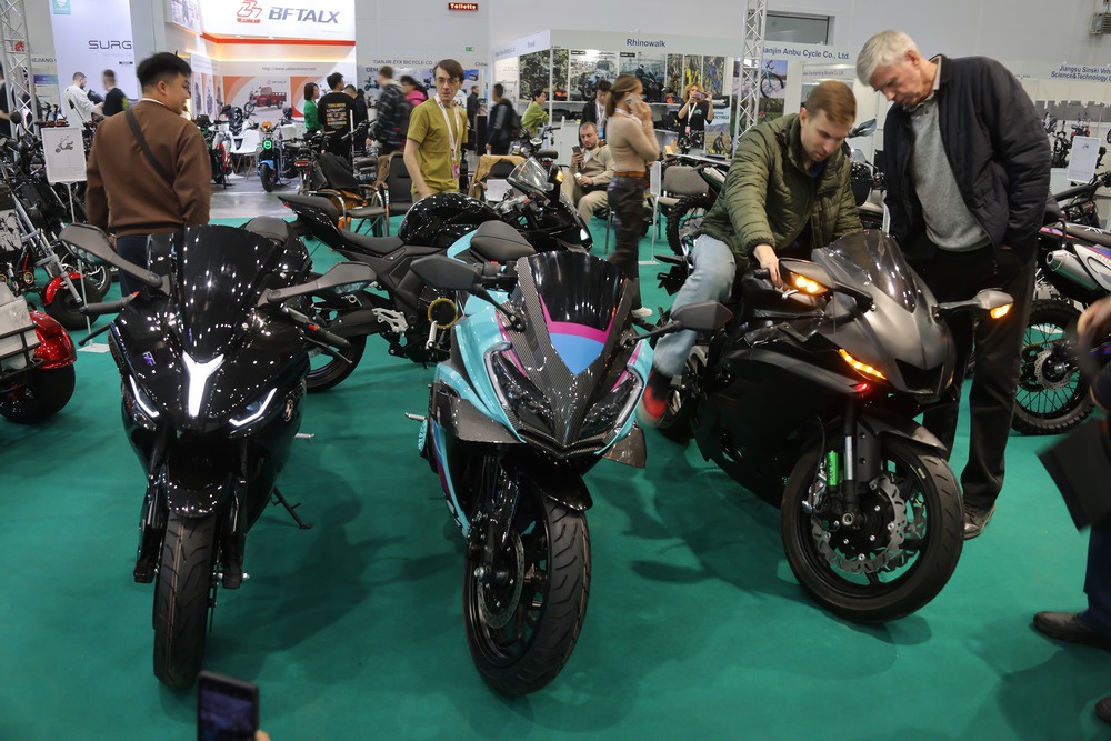 Посетители мотовыставки могут не только посмотреть на новинки, но и примерить их.