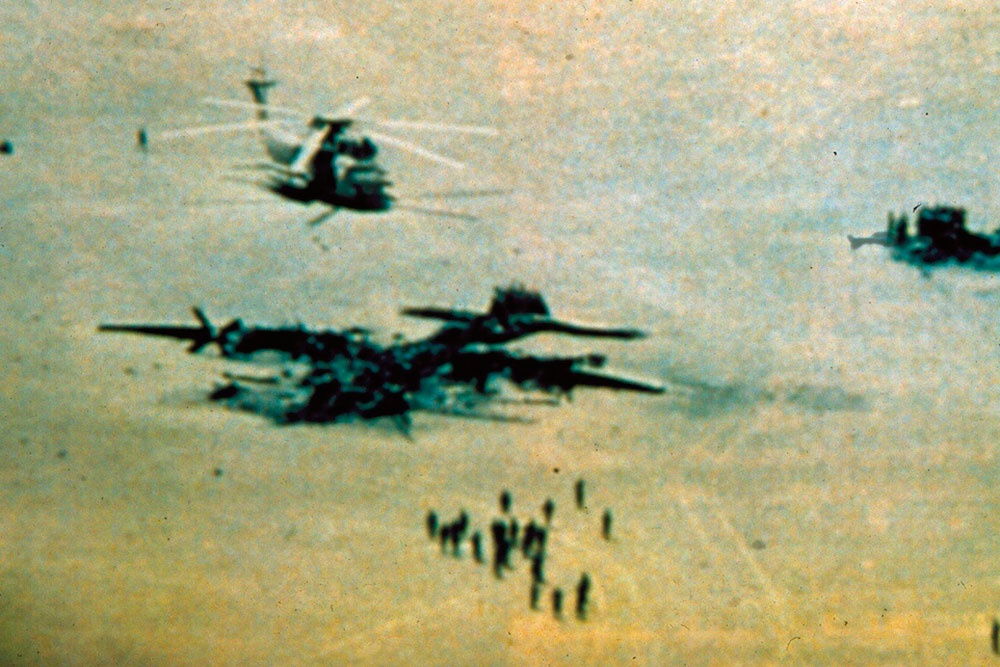 Остатки самолета-заправщика США EC-130E Hercules (в центре) и вертолета Sikorsky RH-53D Sea Stallion (справа), брошенный вертолет Sikorsky RH-53D (вверху) Остатки самолета-заправщика США EC-130E Hercules (в центре) и вертолета Sikorsky RH-53D Sea Stallion (справа), брошенный вертолет Sikorsky RH-53D (вверху)