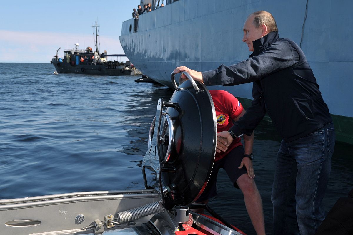 Президент России Владимир Путин перед погружением на подводном аппарате "Си-эксплорер-5" в Финский залив к месту обнаружения затонувшего в 1869 году парусного винтового фрегата "Олег" во время посещения острова Гогланд. 2013 год. Президент России Владимир Путин перед погружением на подводном аппарате "Си-эксплорер-5" в Финский залив к месту обнаружения затонувшего в 1869 году парусного винтового фрегата "Олег" во время посещения острова Гогланд. 2013 год.
