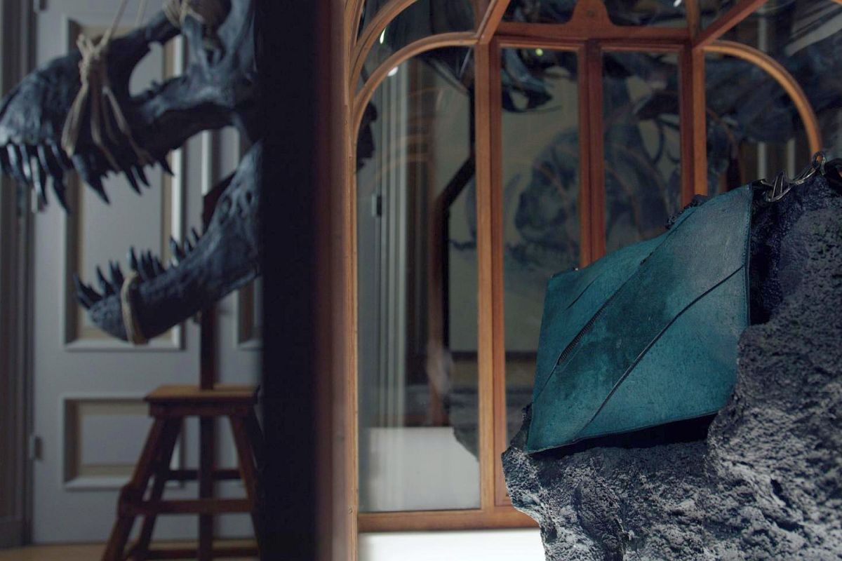 Первая сумка из кожи тираннозавра (на фото справа) представлена ​​в музее Art Zoo в Амстердаме.