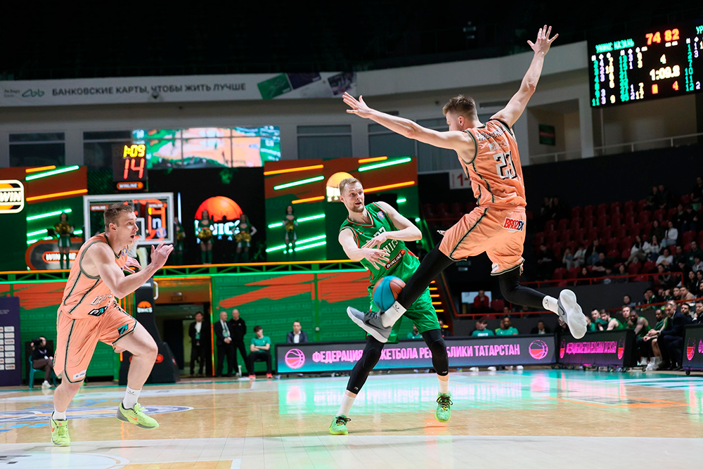 Игрок "Уралмаша" Антон Карданахишвили (справа) в матче с УНИКСом успевал отрабатывать и в защите, и в атаке. 