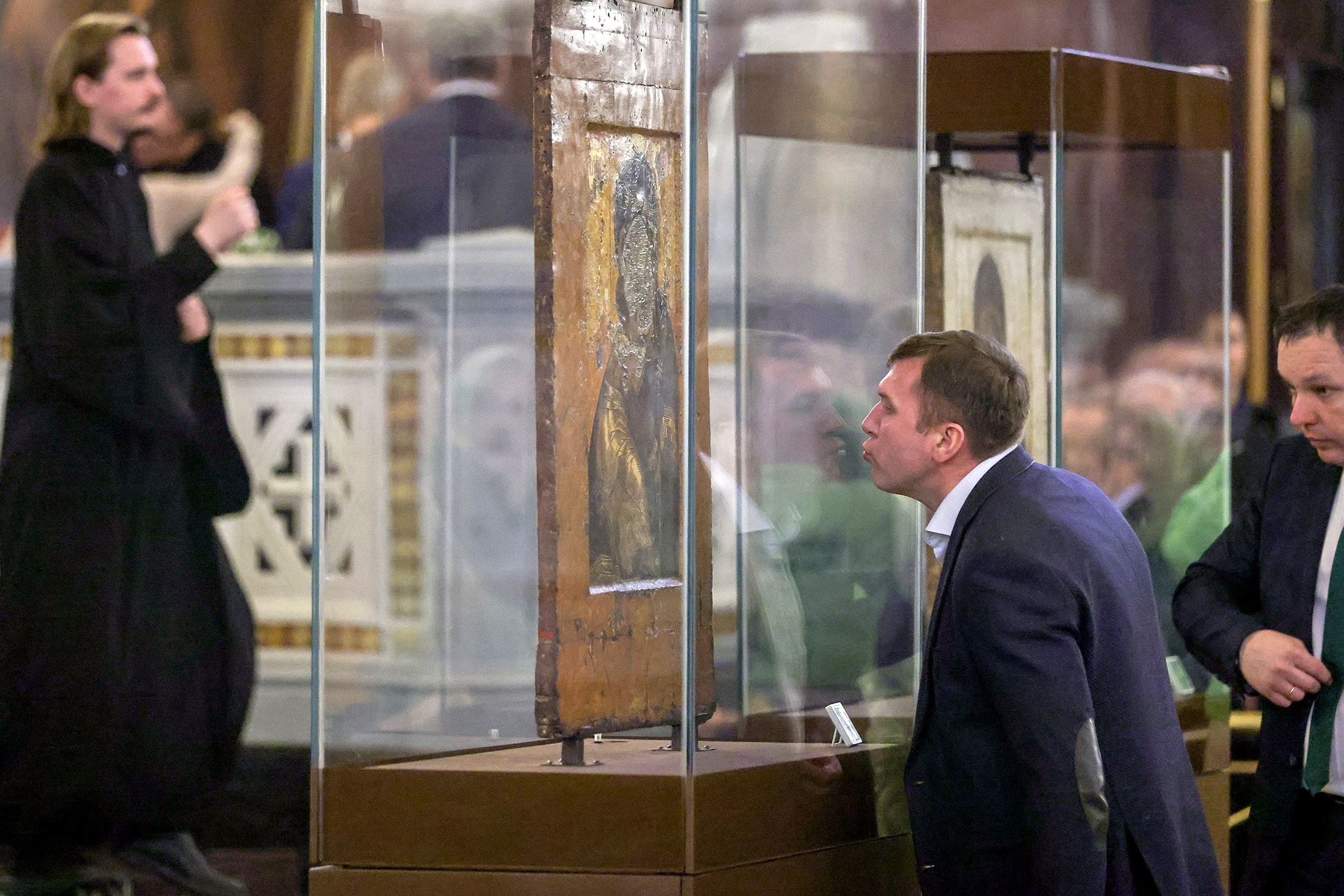 Верующие в храме Христа Спасителя прикладываются к возвращенным Церкви святыням.