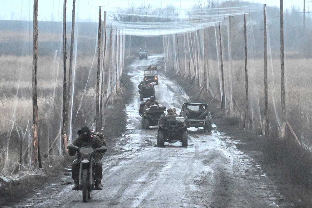 Благодаря сетчатым тоннелям техника может передвигаться относительно безопасно. Сети защищают от дронов.