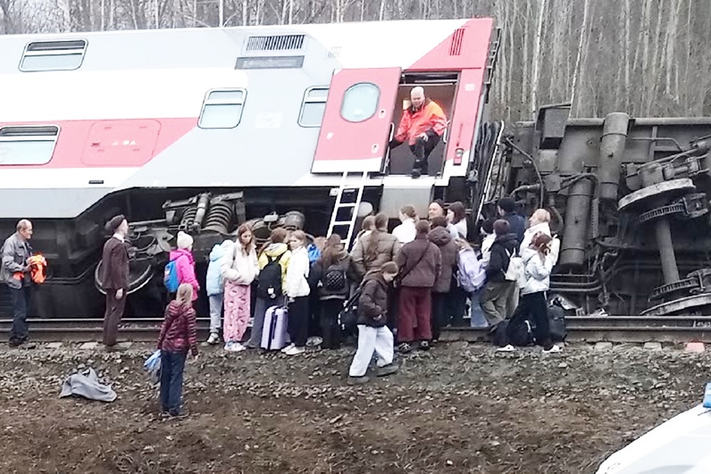 По предварительной версии, причиной аварии стало техническое состояние путей.