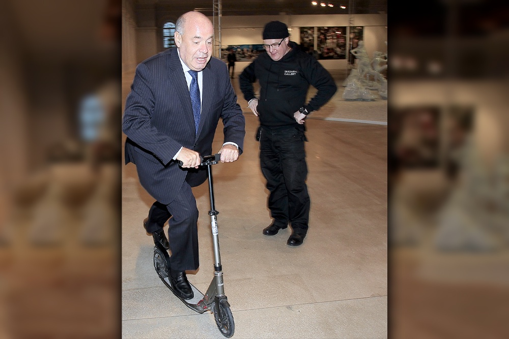 Михаил Швыдкой тоже пользуется самокатом. Человеку, согласитесь, нужно от чего-то отталкиваться.