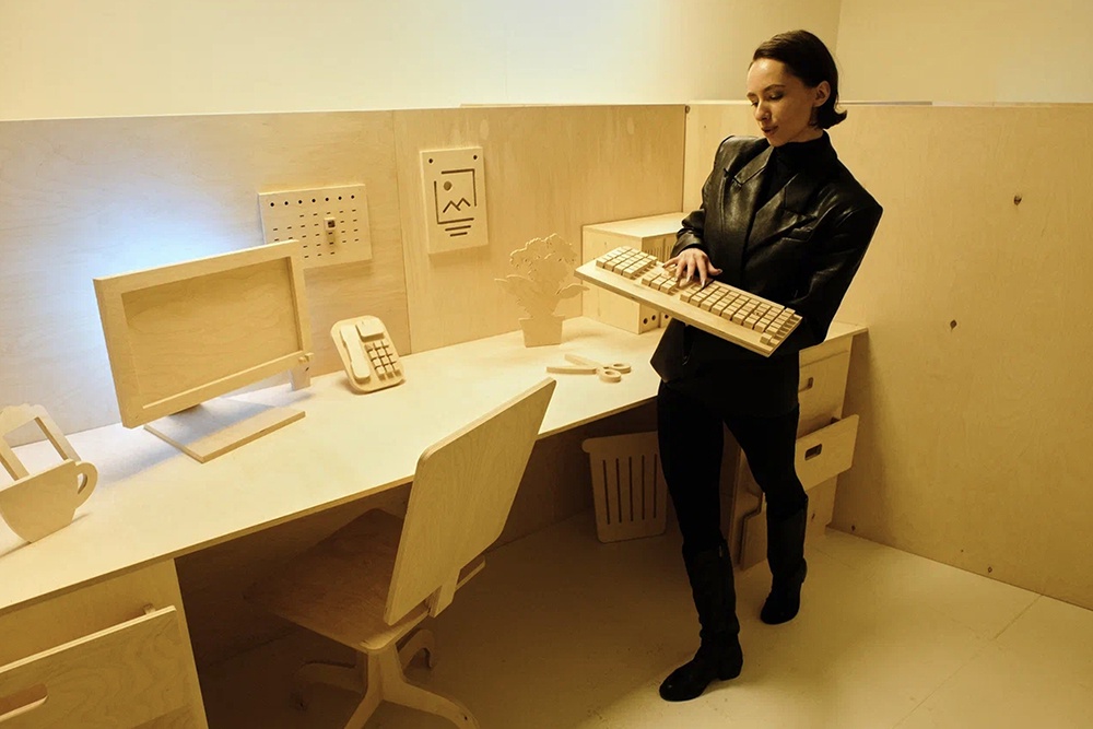 Современные художники фантазируют: что будет с человечеством, если в офисе останутся только машины. 