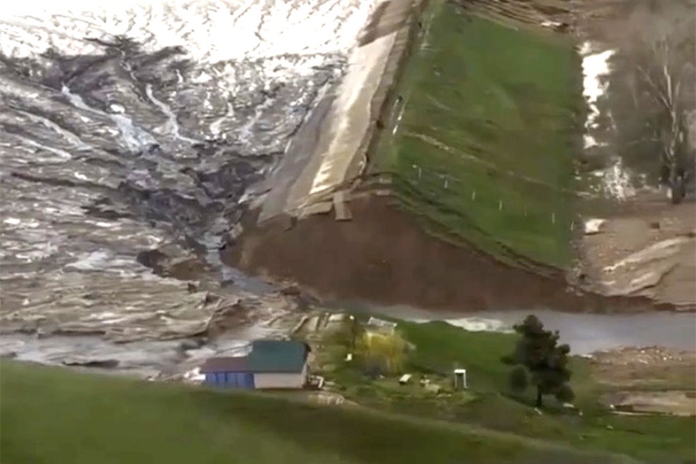 После прорыва дамбы опасная вода хлынула на села Дербентского района.