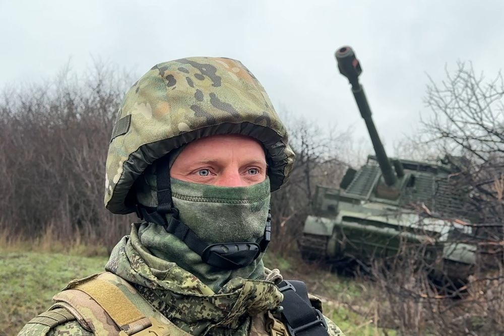 За спиной у механика-водителя с позывным Паровоз та самая самоходка "Акация". Бойцы зовут ее Маруся.