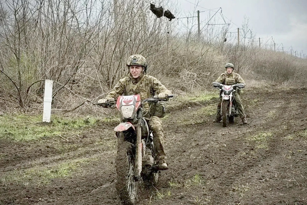 Бронетехнику на линии боевого соприкосновения сейчас и не встретишь, в отличие от мотоциклов.