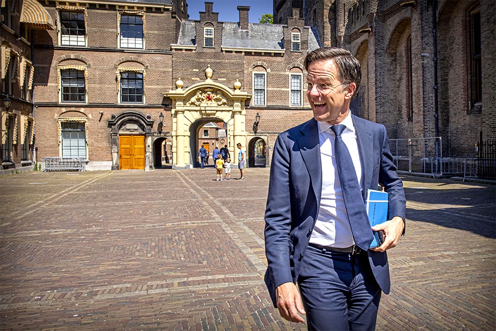 Марк Рютте, чтобы не лишиться работы, рассчитывает лестью и подхалимством убедить Трампа сохранить НАТО.