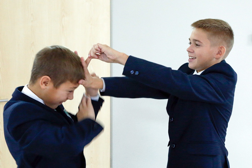 Щелбан однокласснику на перемене - допустимое или недопустимое поведение? Решать будут учителя.