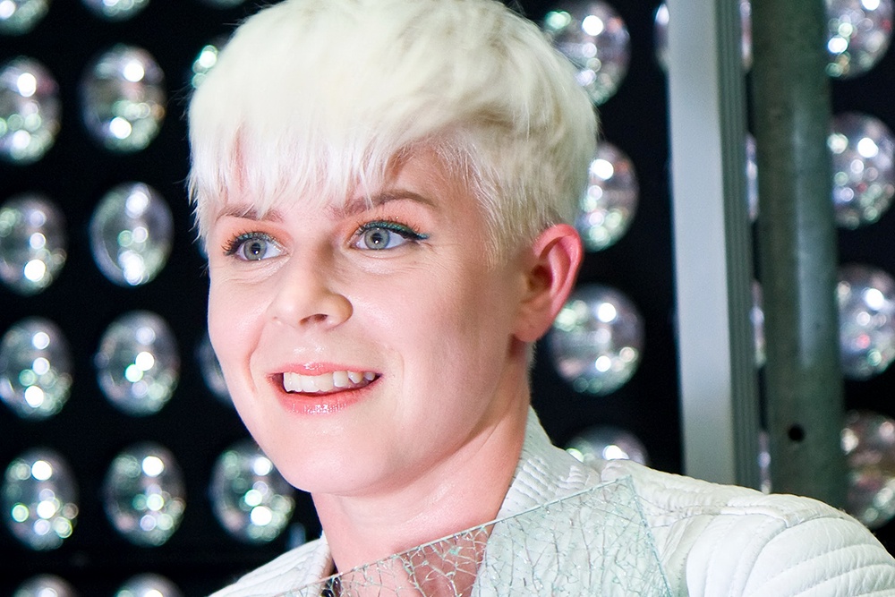 Шведская певица Робин.