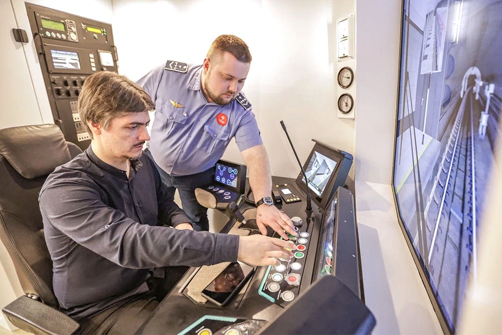 Корреспондент "РГ" убедился: поезда в столичном метро водят люди, способные взять на себя ответственность за жизни тысяч пассажиров.