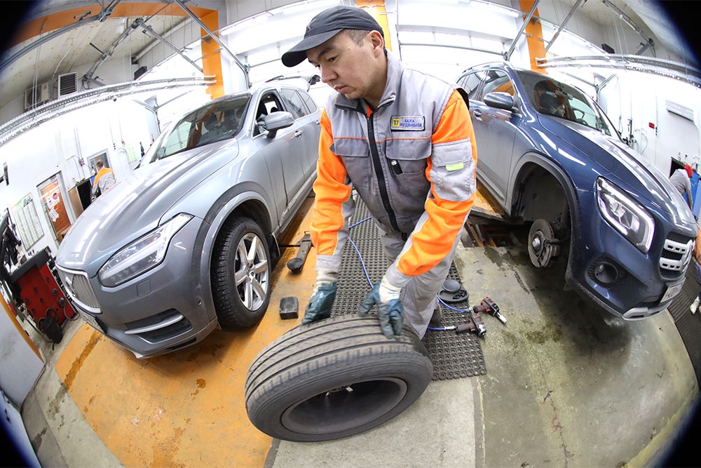 Если еще и с дисков снимать зимнюю резину и ставить летнюю, то работа обойдется в 5,5 тыс. рублей.