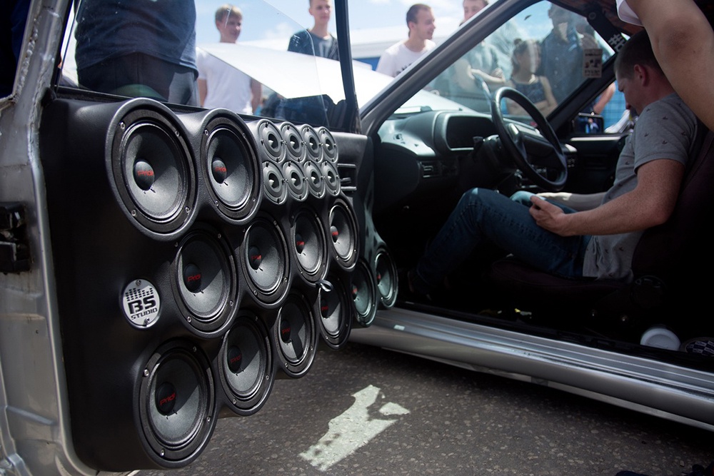 Граждан беспокоят не только громкие выхлопы и рев двигателей, но и музыка некоторых машин, оборудованных, как дискотеки на колесах.
