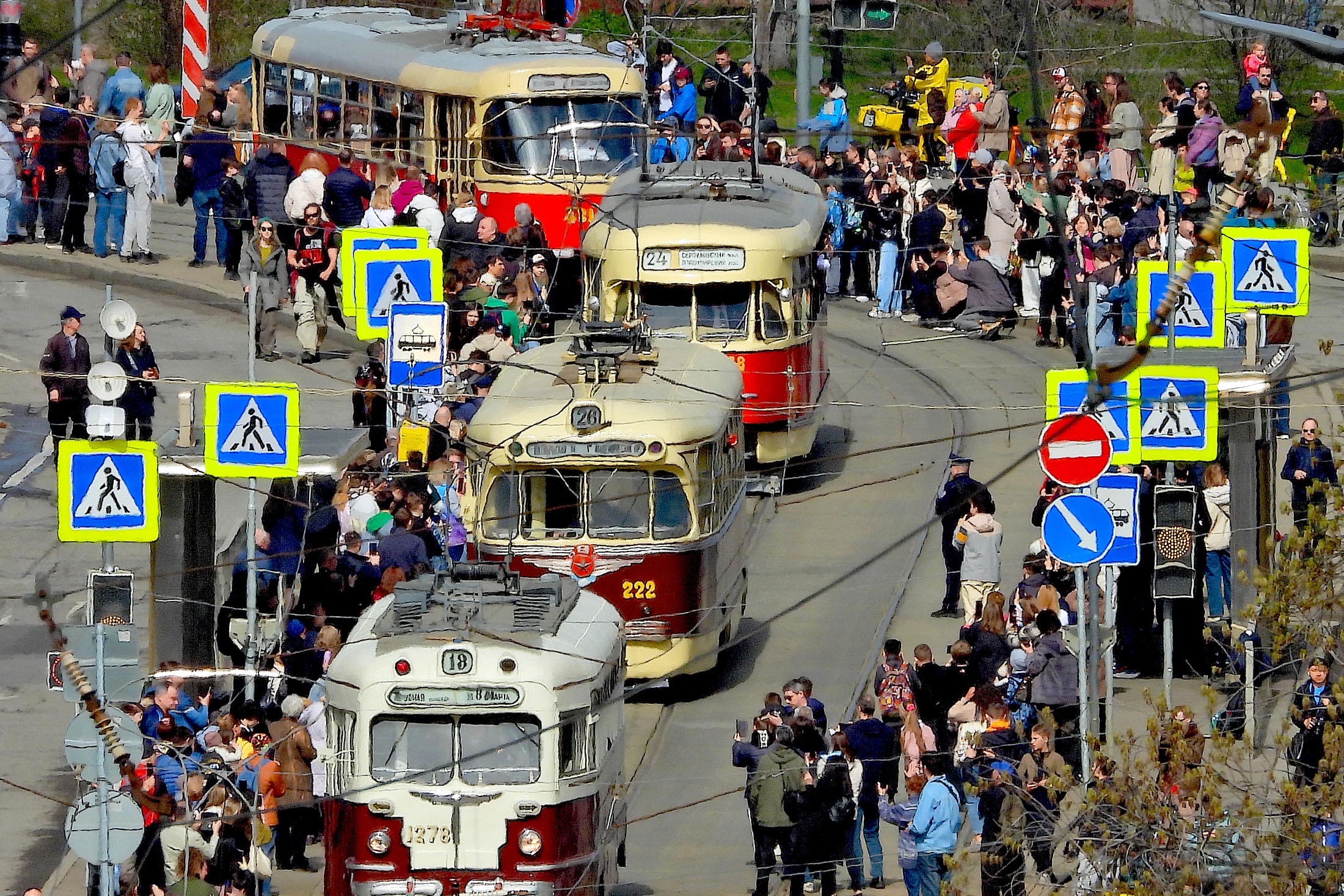 В параде участвовали старинные М-38 и М-82, приметные красные "Татры" и другие модели.