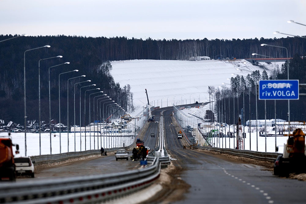 Мост через Волгу - самая большая достопримечательность на трассе М-12. Его высота - 25 метров, длина - 3,5 километра.