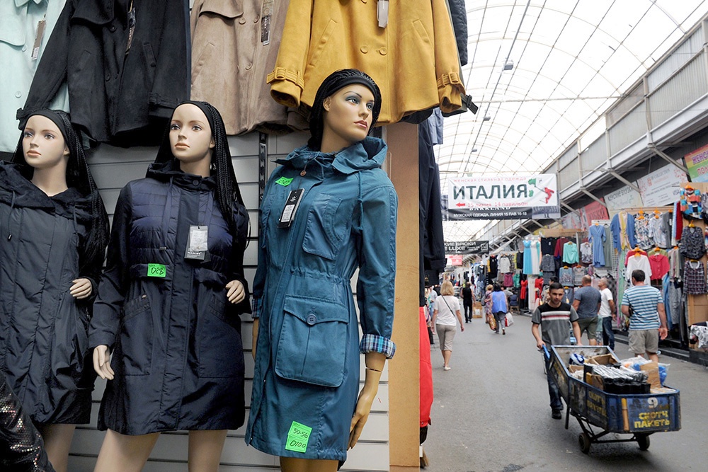 Подделки под брендовые товары продаются на рынке "Садовод" почти на каждом шагу.