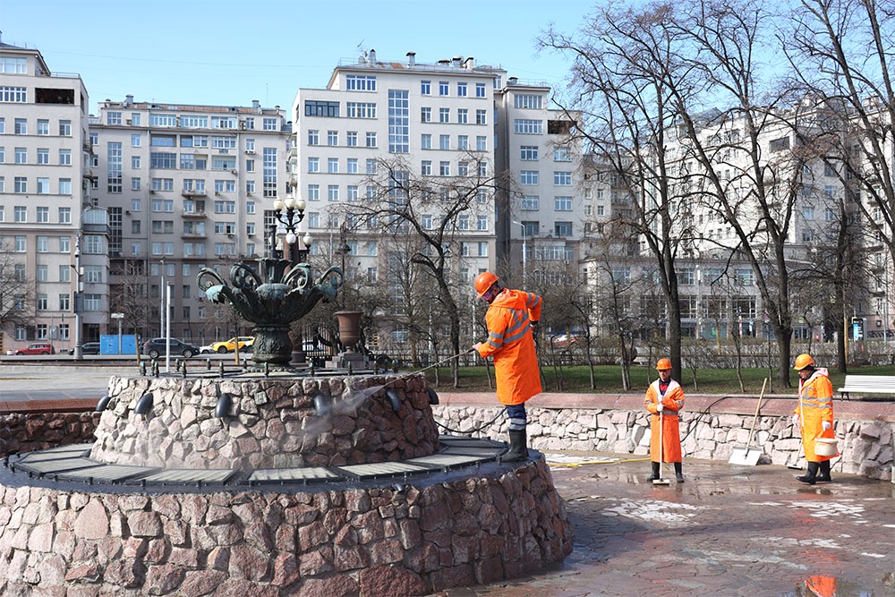 Коммунальщики уже помыли Репинский фонтан на Болотной площади.
