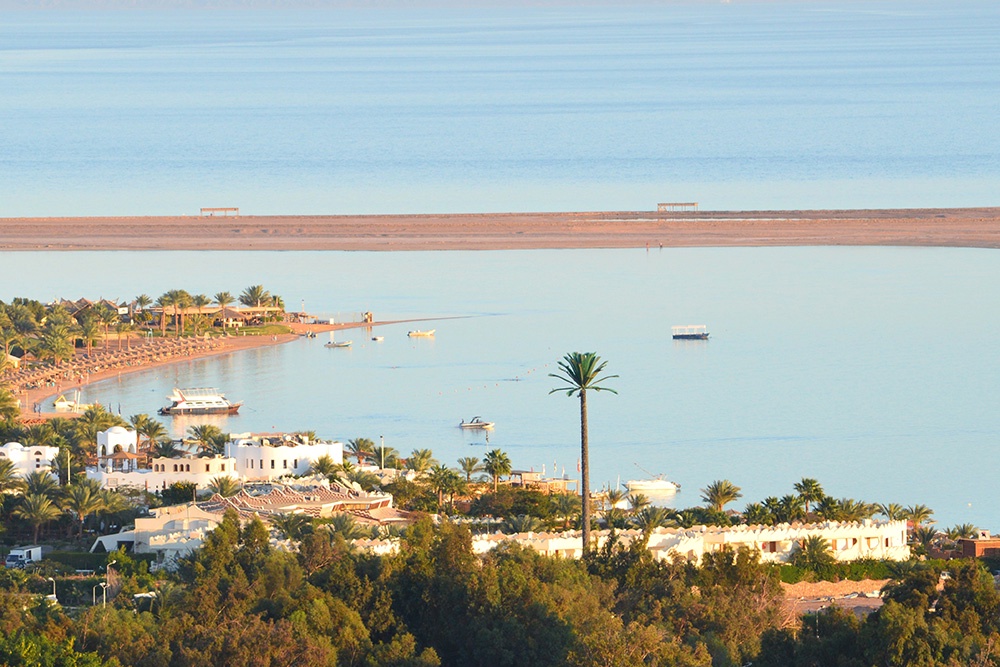 Та самая лагуна, которая рай  для начинающих серфингистов.  За песчаной косой - открытое Красное море.