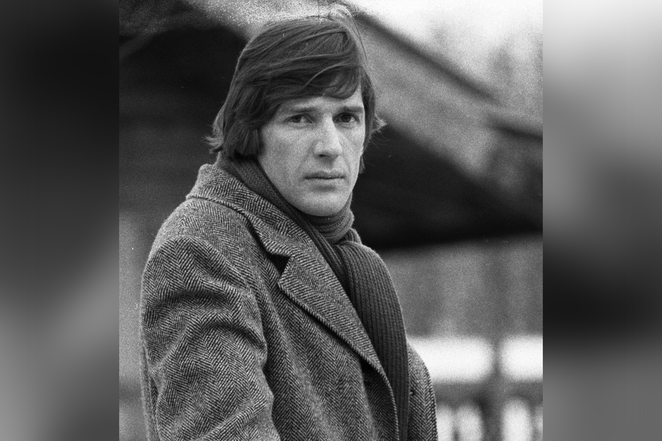 Он умел играть на сцене и в кино, вести телешоу, фехтовать, петь и танцевать, умел быть режиссером кино и своей жизни. И вот редкость - он умел думать. 