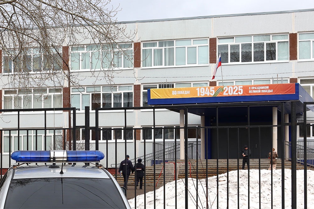 Школа в Добрянке закрыта. Во вторник утром здесь во время зарядки девятиклассник смертельно ранил учителя.