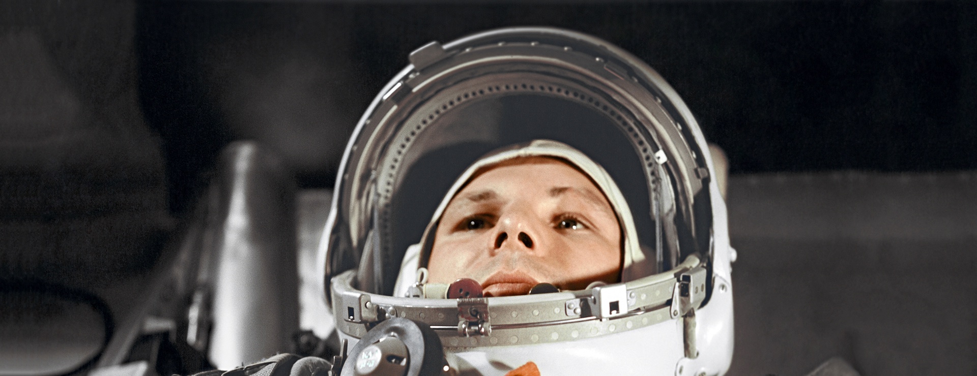 Космонавт Юрий Гагарин в кабине космического корабля "Восток-1" перед стартом.