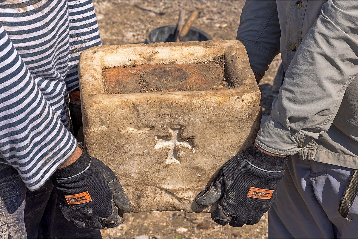 Вещи оказались под слоем обломков после сильного землетрясения, разрушившего город в 749 году, благодаря чему хорошо сохранились. Вещи оказались под слоем обломков после сильного землетрясения, разрушившего город в 749 году, благодаря чему хорошо сохранились.