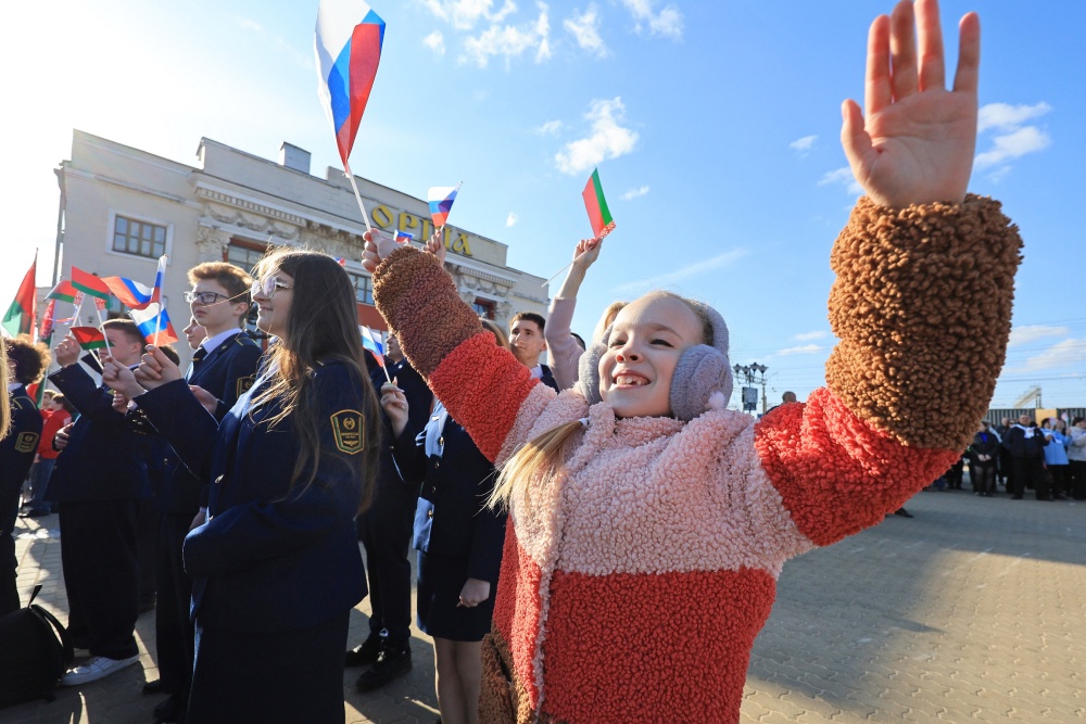 Пассажиропоток на новых прямых поездах значительно выше, чем раньше на маршрутах с пересадками. Заполняемость очень хорошая, пассажиры уже оценили удобство прямого сообщения.