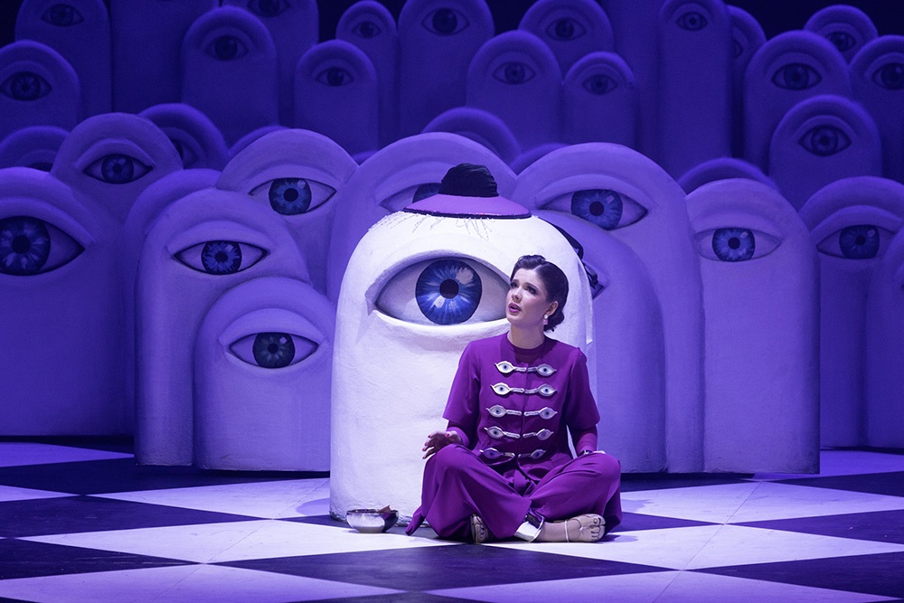 В сценографии спектакля преобладают сюрреалистические мотивы, отсылающие к шедеврам Дали.