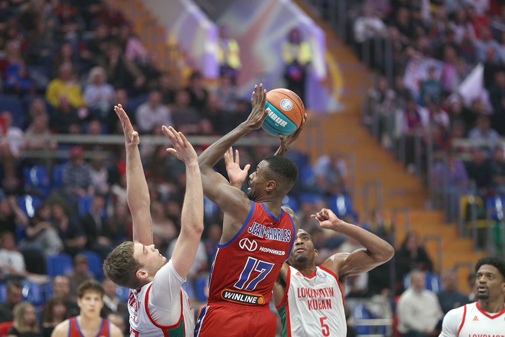 Игрокам "Локомотива-Кубани" (в белом) до армейцев было не дотянуться.