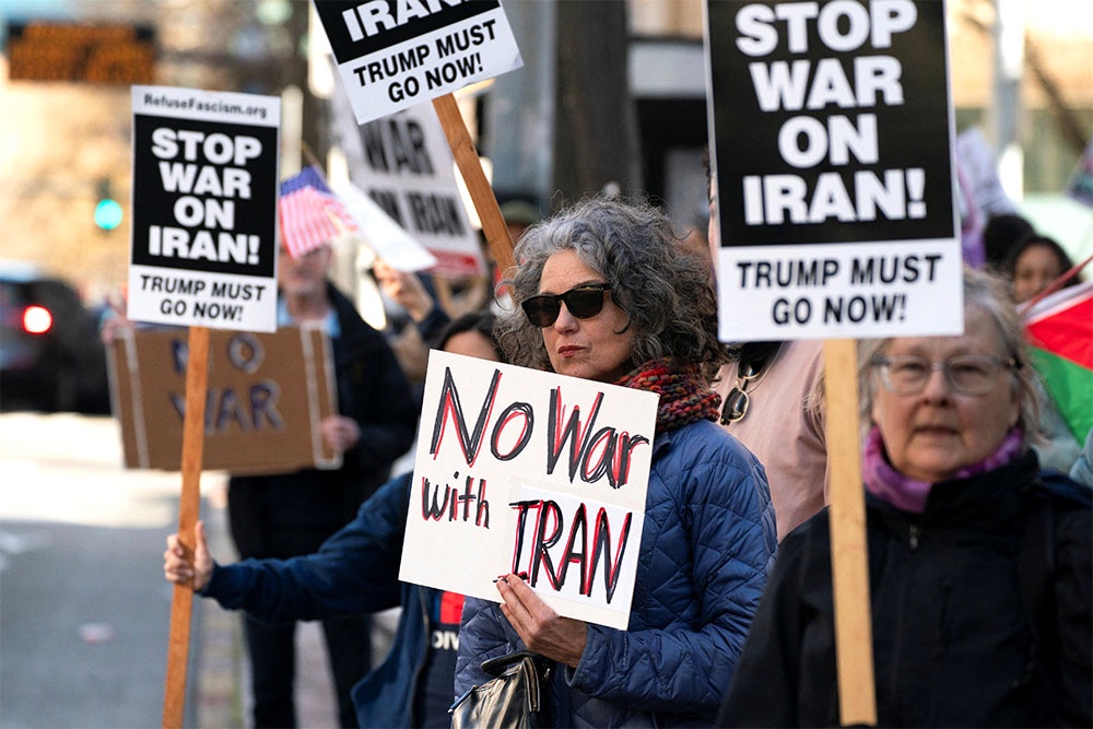 Демонстранты в американском Сиэтле выступают против войны с Ираном.