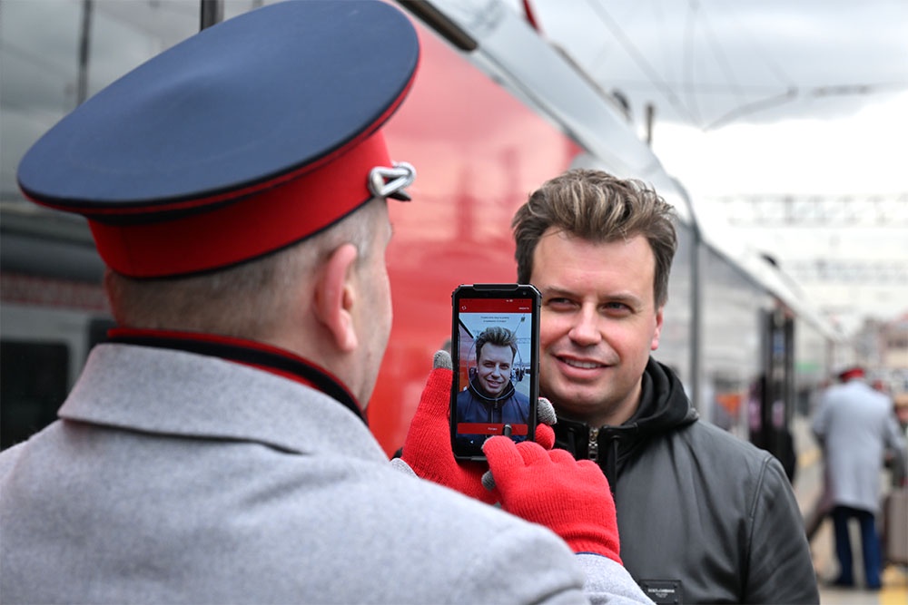 Пассажир всегда может выбрать, как именно удостоверить личность - по паспорту или с помощью биометрии. Пассажир всегда может выбрать, как именно удостоверить личность - по паспорту или с помощью биометрии.