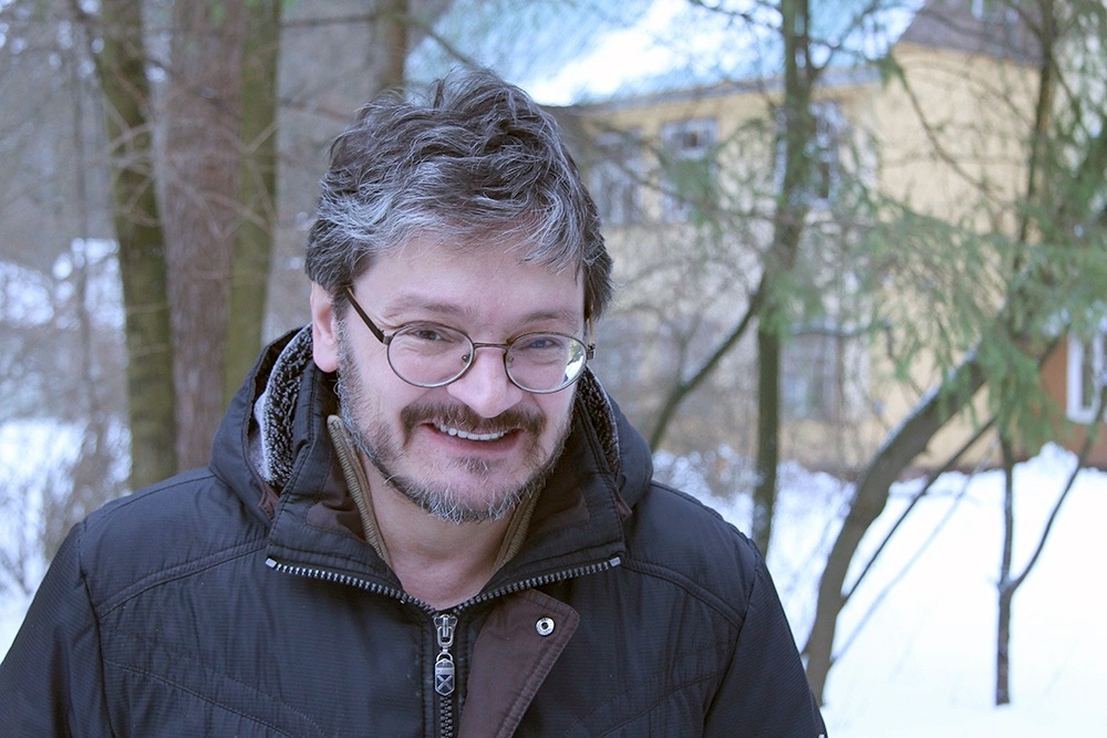 Павел Крючков на фоне Дома-музея К.И. Чуковского в Переделкино.