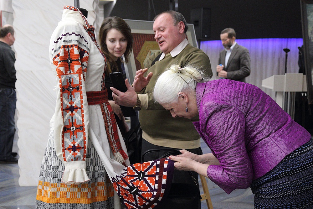 Посетители выставок увидят на конкретных примерах, как в разных уголках единого культурного пространства складывался идеал народной красоты. 