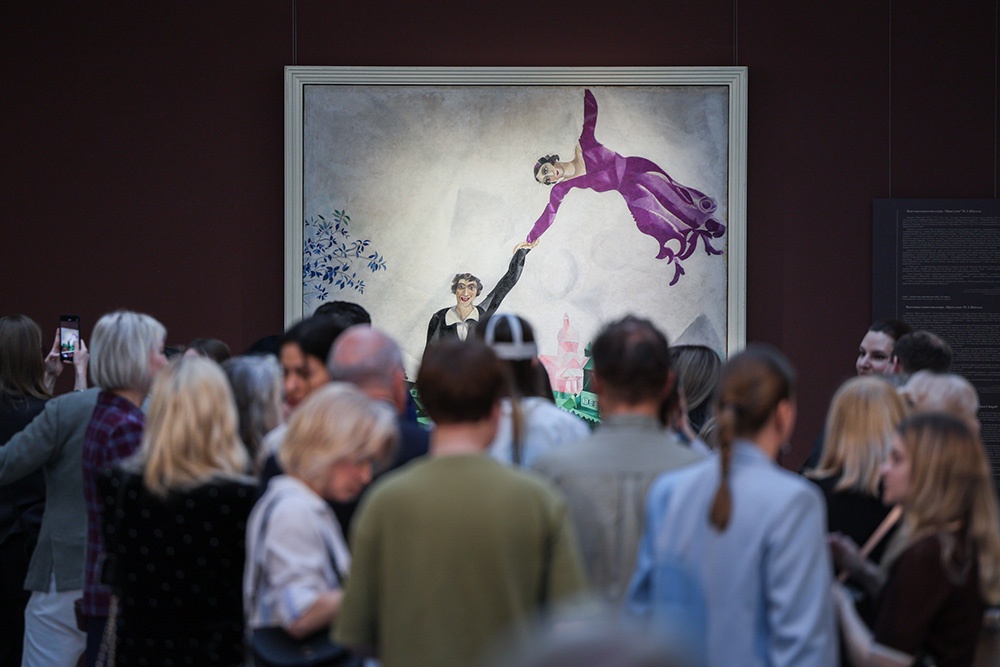 "Прогулка" представляет собою вторую часть триптиха, созданного Шагалом в 1917-1918 гг. 