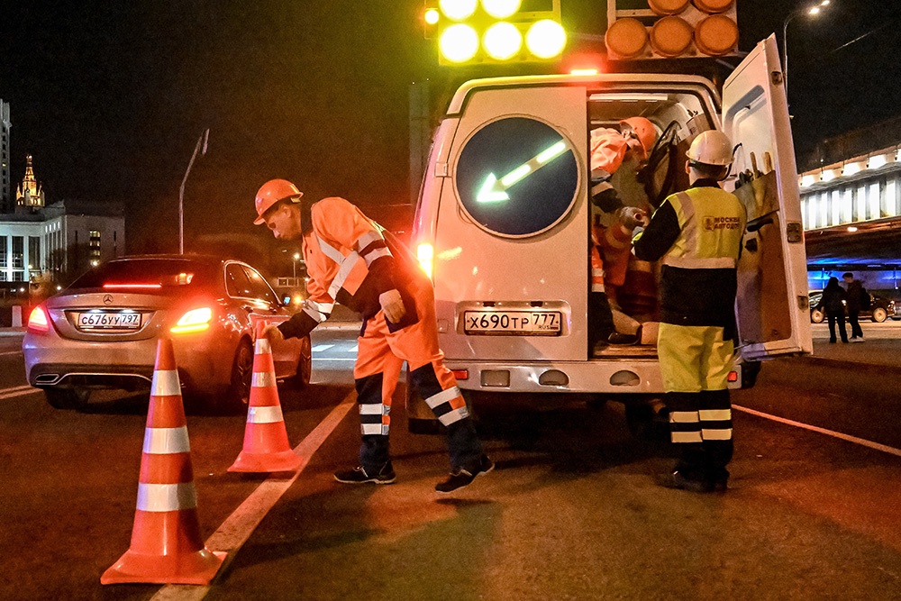 Только при дорожных работах ситуация с объездом понятна. Есть знак, предписывающий такой маневр.