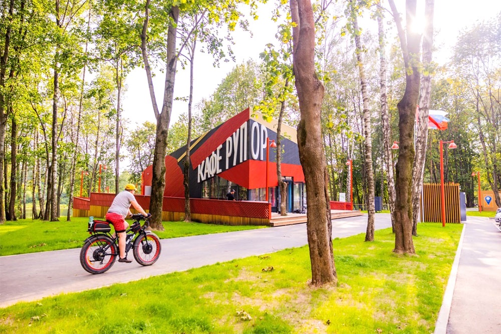 В Балашихе в ходе благоустройства лесопарка открыли кафе "Рупор", оформленное в духе русского авангарда.