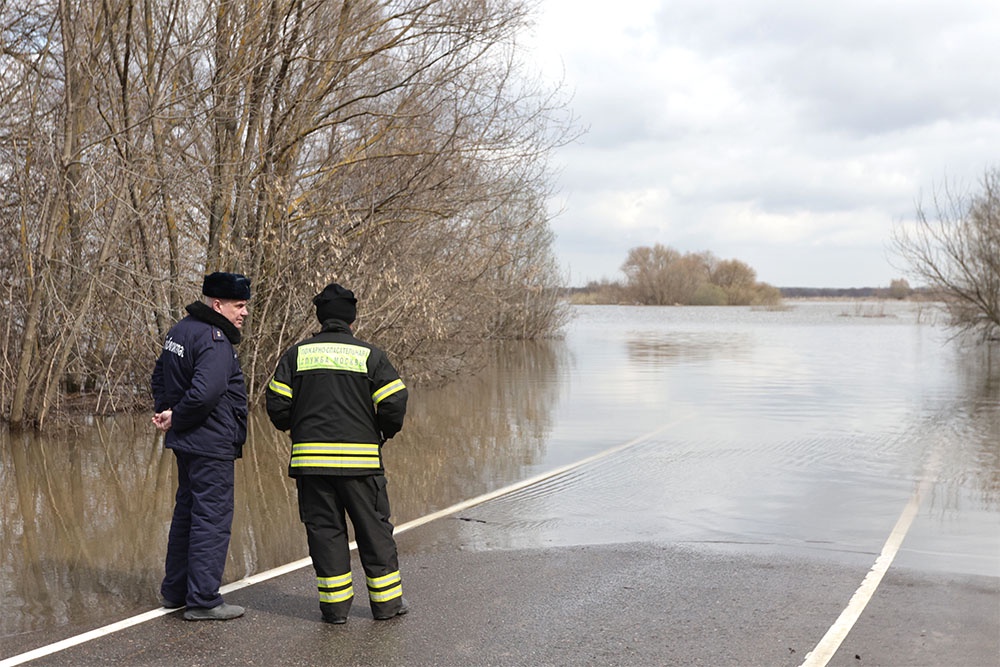 На пике половодья в Луховицах глубина воды на некоторых участках залитых дорог достигала трех метров.