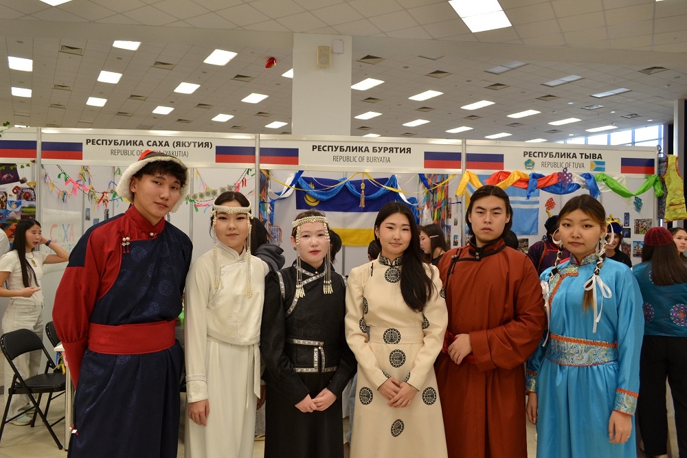 В День межнационального студенческого единства Анжелика Ефремова (третья слева) представляла бурятскую культуру.