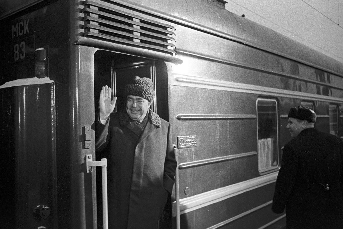 Леонида Брежнева многие в партийной верхушке считали временной фигурой, но он переиграл всех. На фото он в вагоне поезда на Ярославском вокзале в 1966 году.