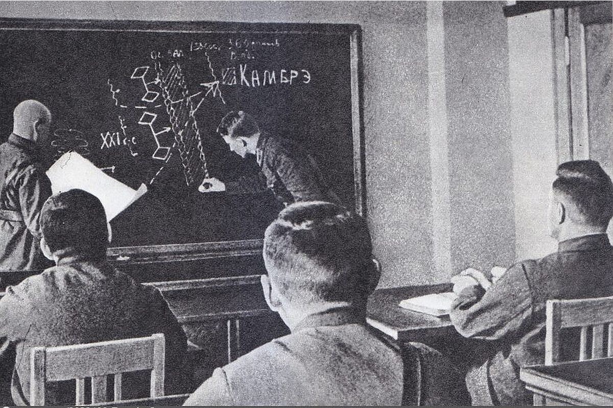 На занятиях в Военной академии РККА им. М. В. Фрунзе. 1934 год.