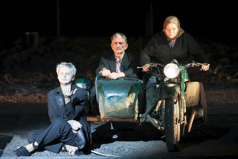 Героиня Нины Усатовой садится на мотоцикл и едет в город спасать сына. 