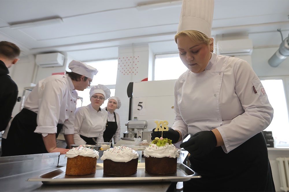 Студенты Колледжа сферы услуг N 10 точно знают: главный секрет кулича - это хорошее настроение повара.